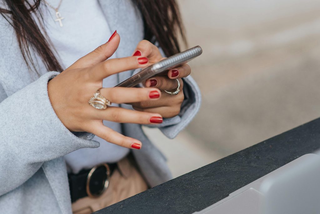 femme ouvrant son application Instagram