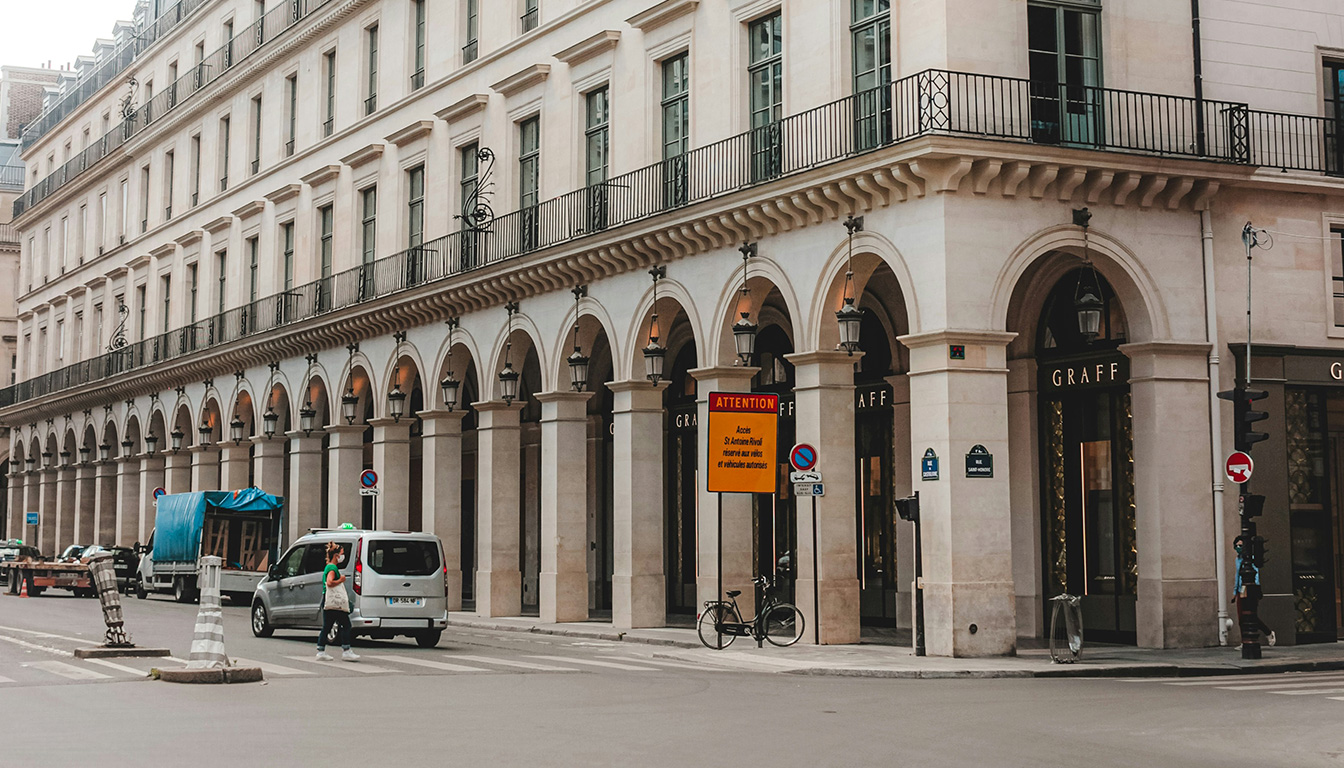 Ne pas jeter sur la voie publique : obligation légale et les bonnes pratiques d’affichage