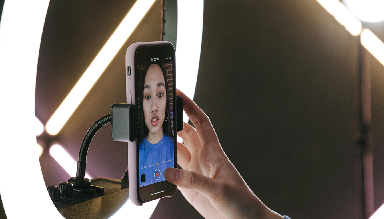 découvrez les principales sources de revenu des influenceurs du web, de la publicité aux partenariats sponsorisés, en passant par le marketing d'affiliation et la vente de produits.