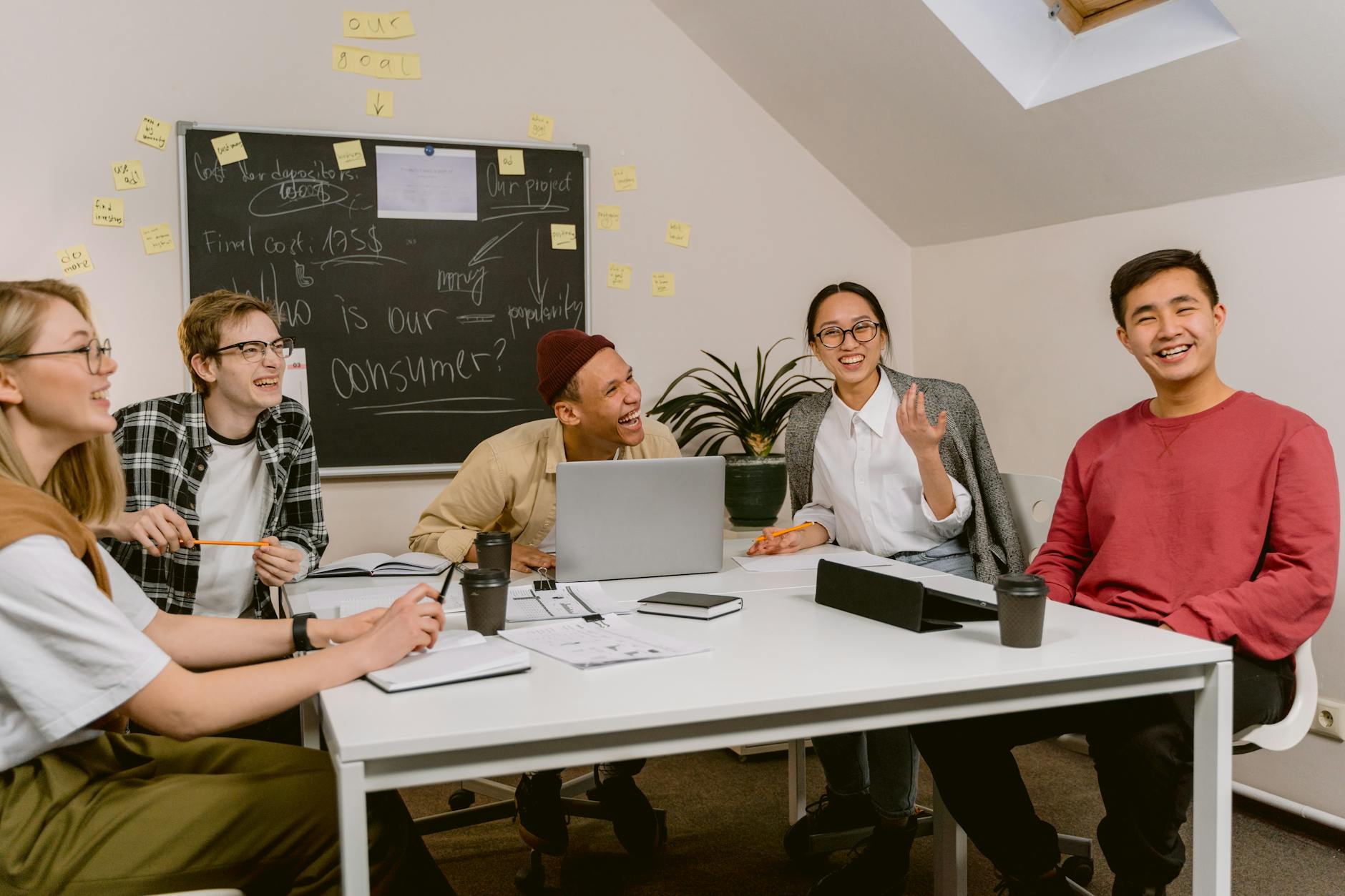 Drupal vs Joomla : comprendre le contexte pour un site sur-mesure vraiment utile — équipe développement site web brainstorming