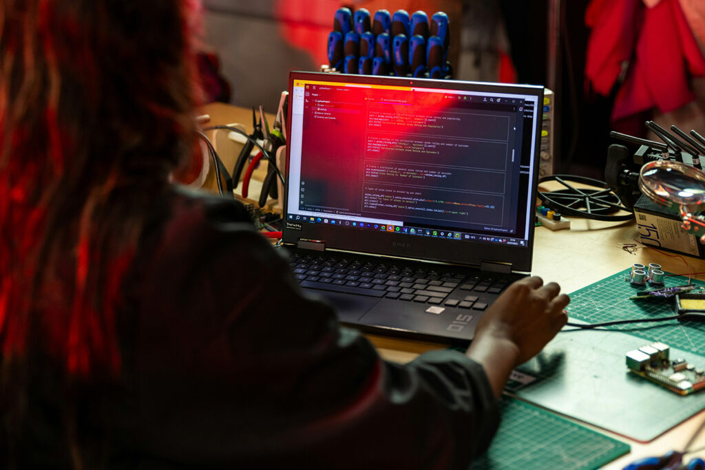 Réflexes immédiats en cas de piratage informatique et premiers contacts à activer — pirate informatique avec code sur écran