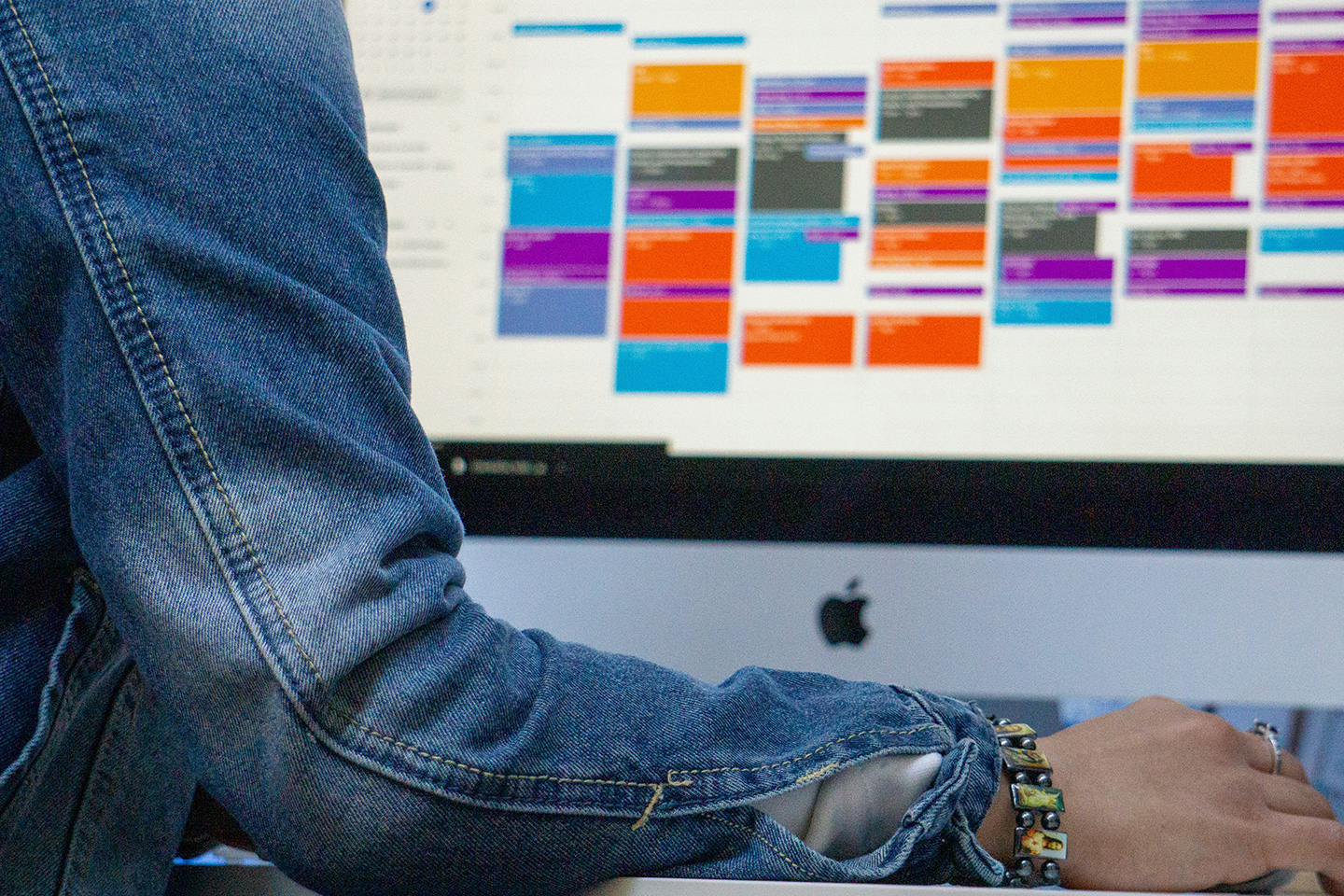 agenda Google — personne partageant un agenda Google sur ordinateur