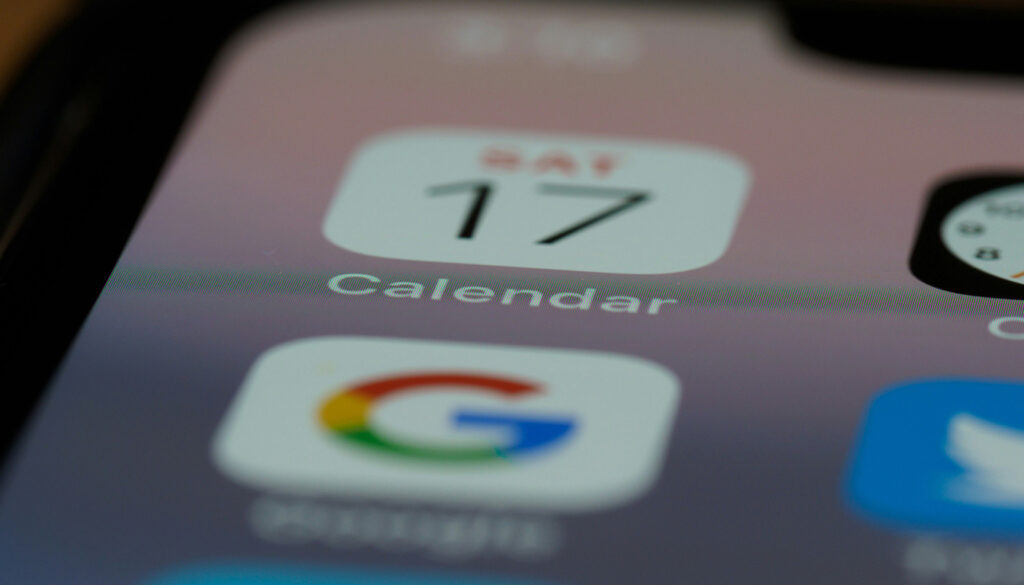 Tutoriel pas à pas pour partager un agenda Google avec un proche ou un collègue — personne partageant un agenda Google sur ordinateur
