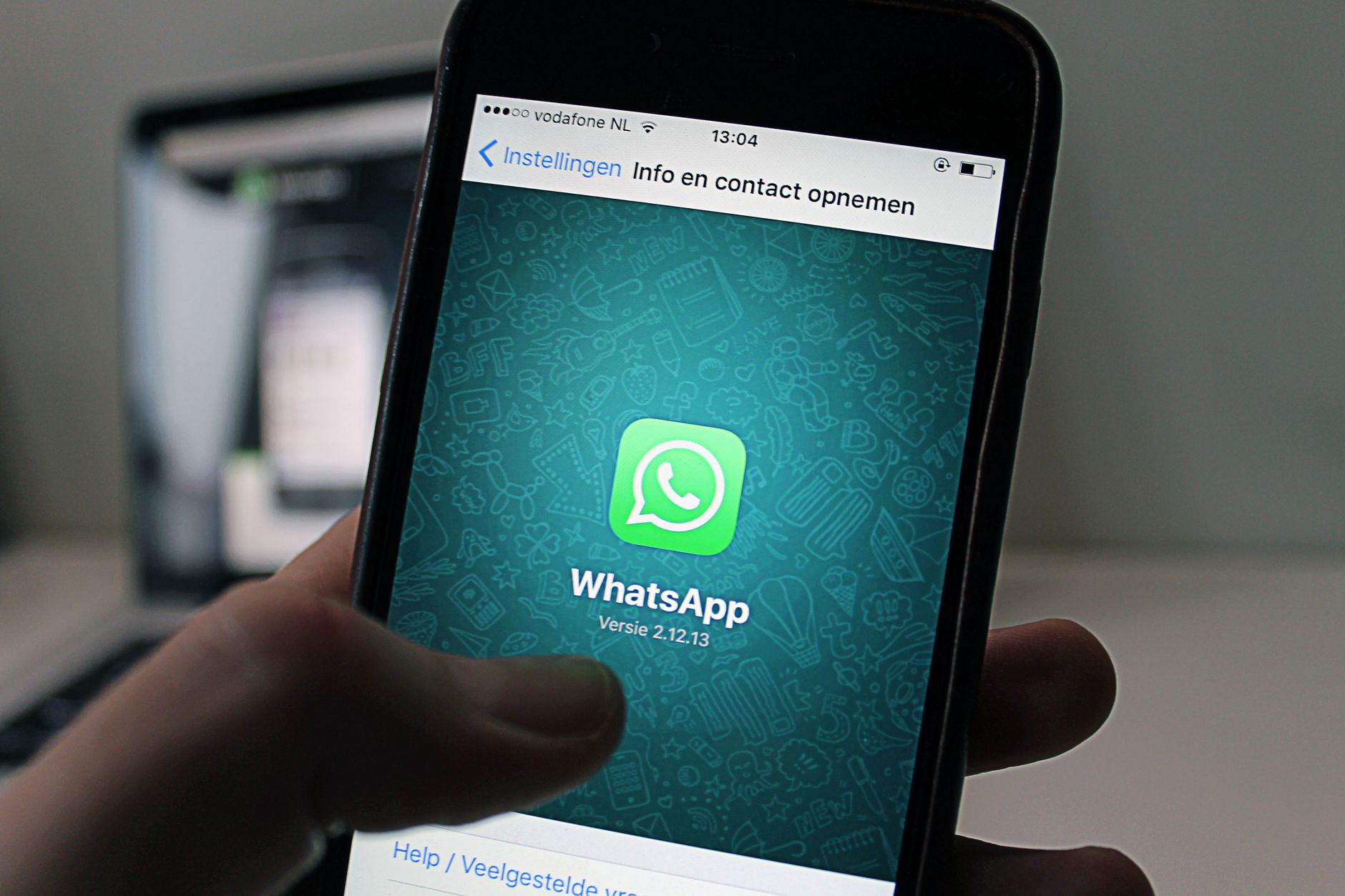 WhatsApp et Meta : à quel GAFAM l’application appartient-elle vraiment et pourquoi ça change tout — logo WhatsApp sur écran de smartphone
