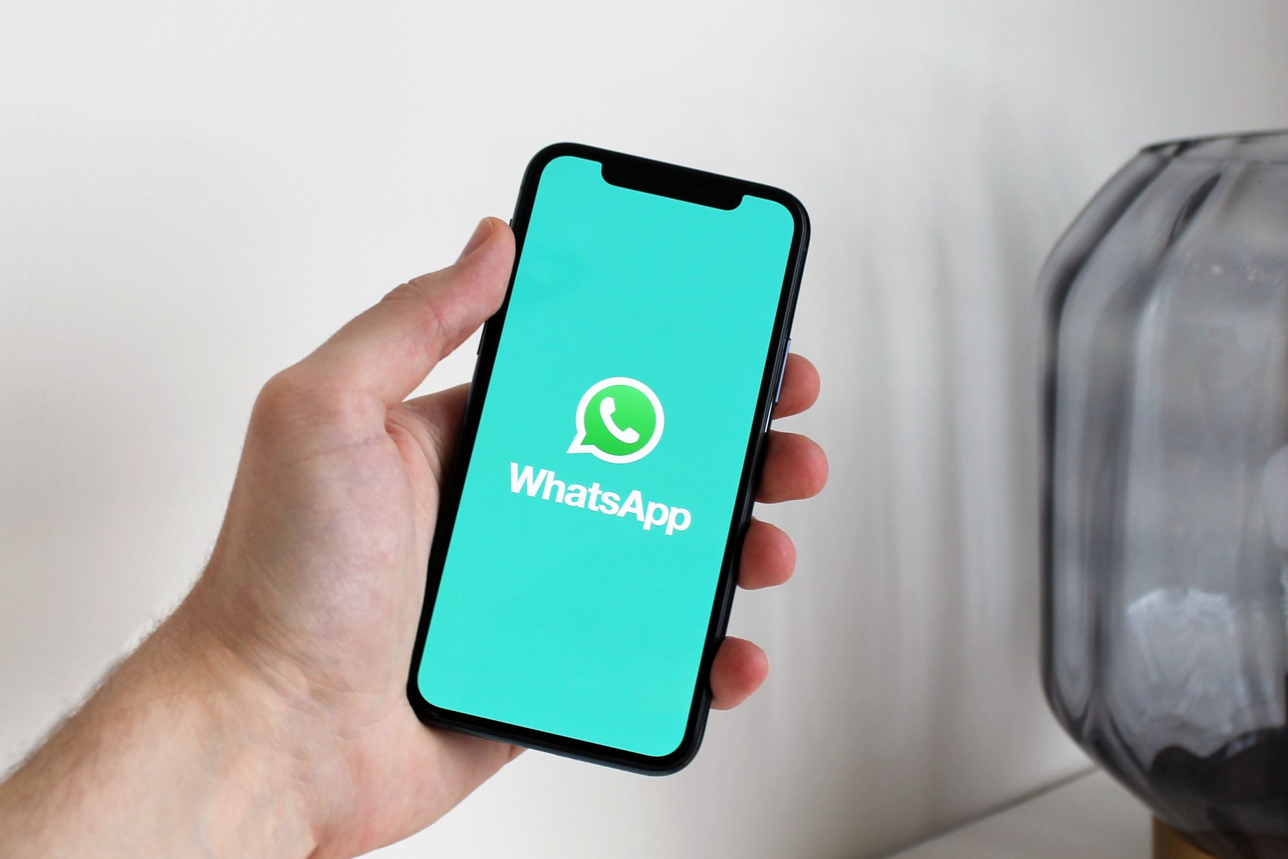 À quel GAFAM appartient WhatsApp — logo WhatsApp sur écran de smartphone