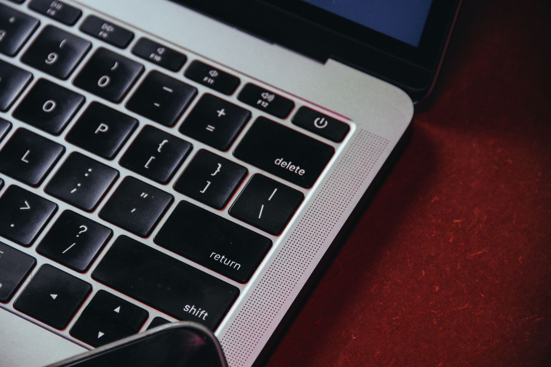 Comprendre ce que Chrome enregistre avant de vouloir effacer historique et activité — personne effaçant l'historique du navigateur sur ordinateur