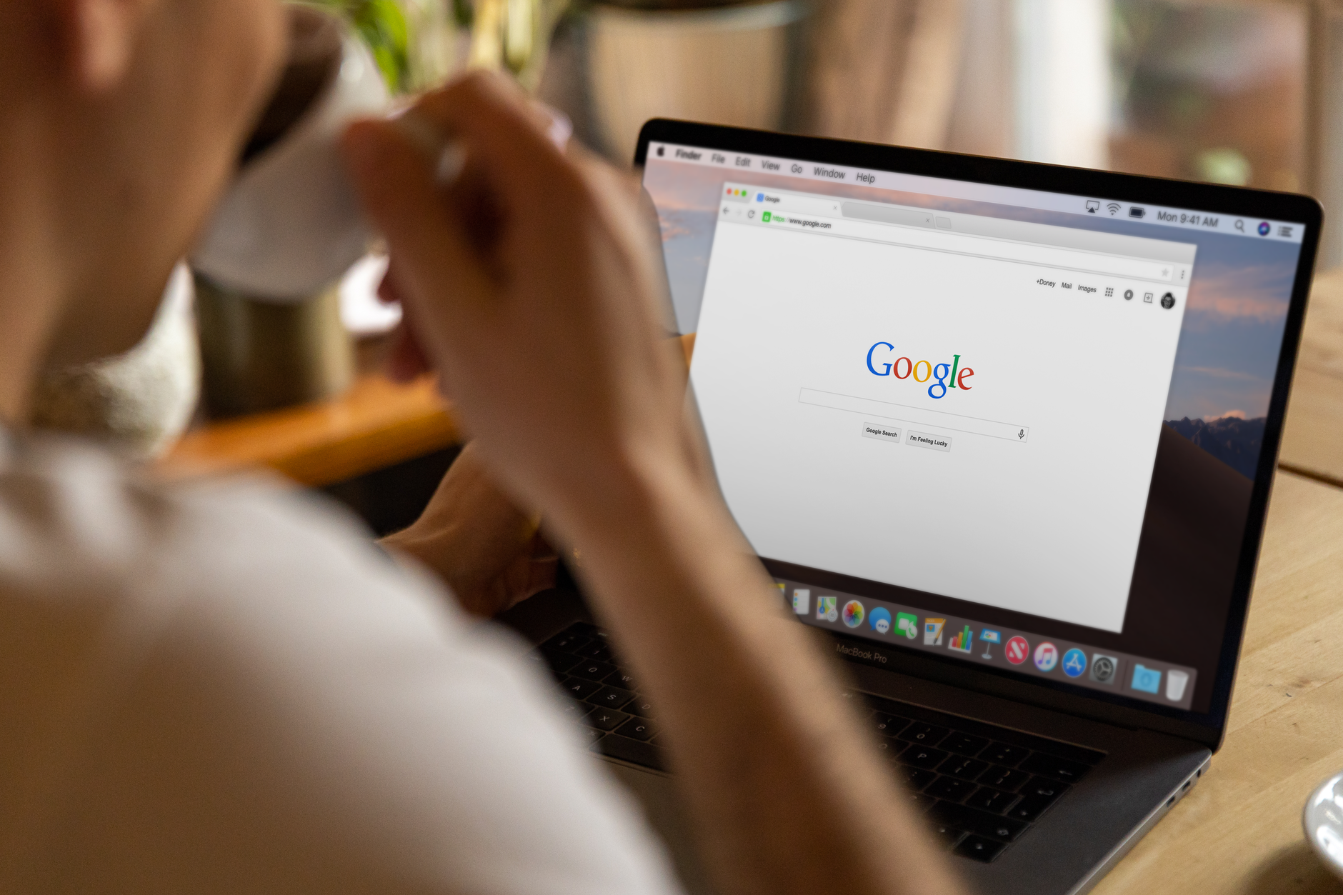 Effacer automatiquement son historique Google — personne effaçant l'historique du navigateur sur ordinateur