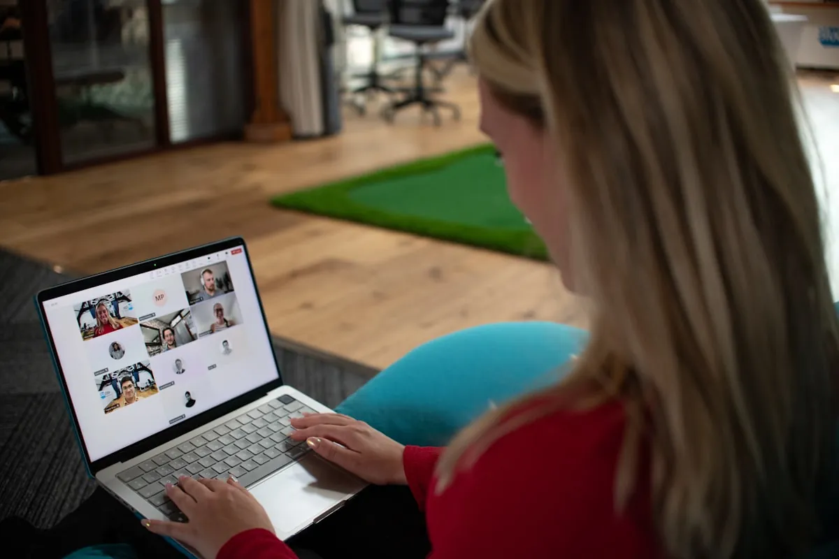 Femme participant à une réunion en visioconférence sur son ordinateur portable