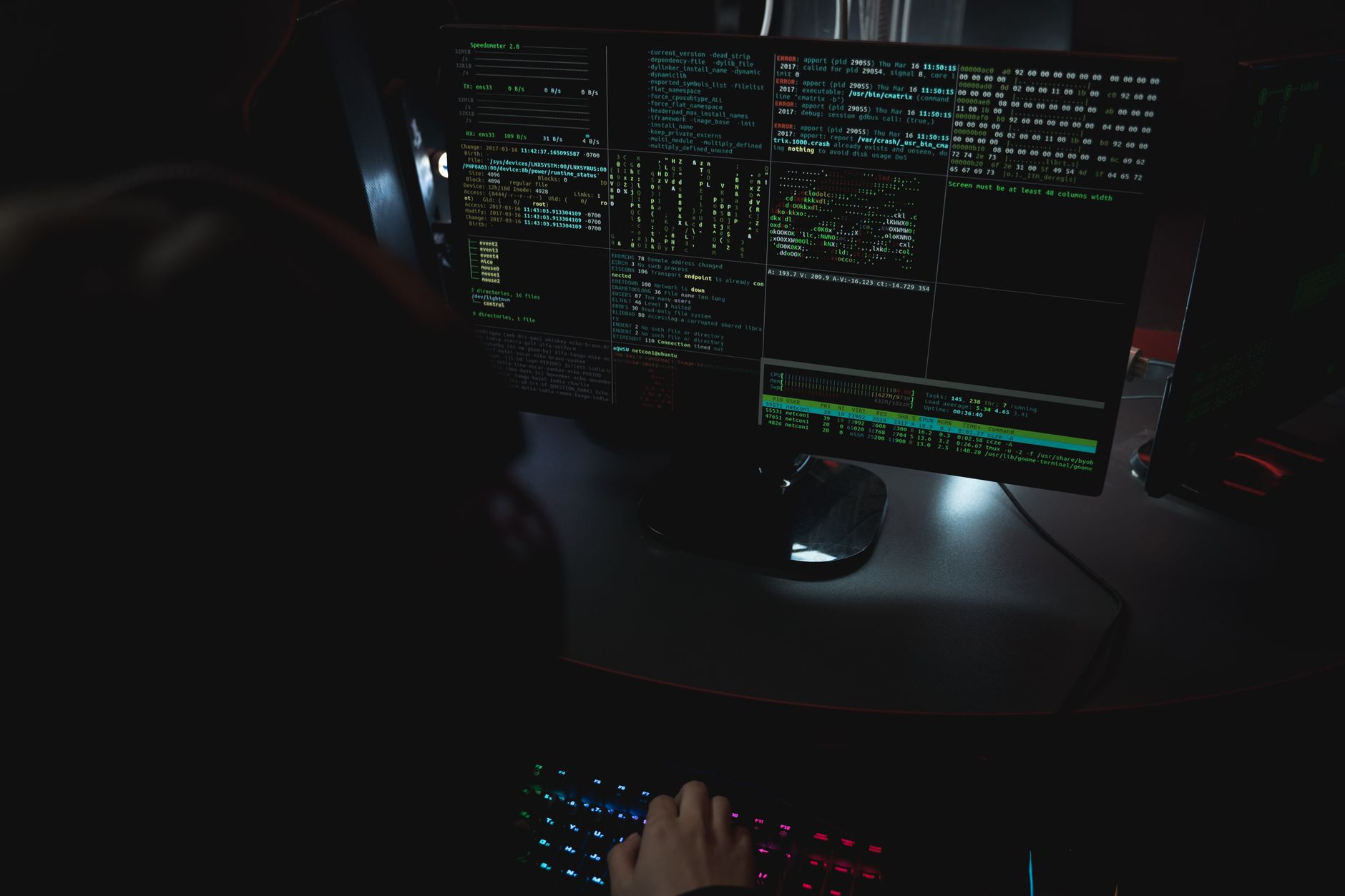 Qui contacter en cas de — pirate informatique avec code sur écran