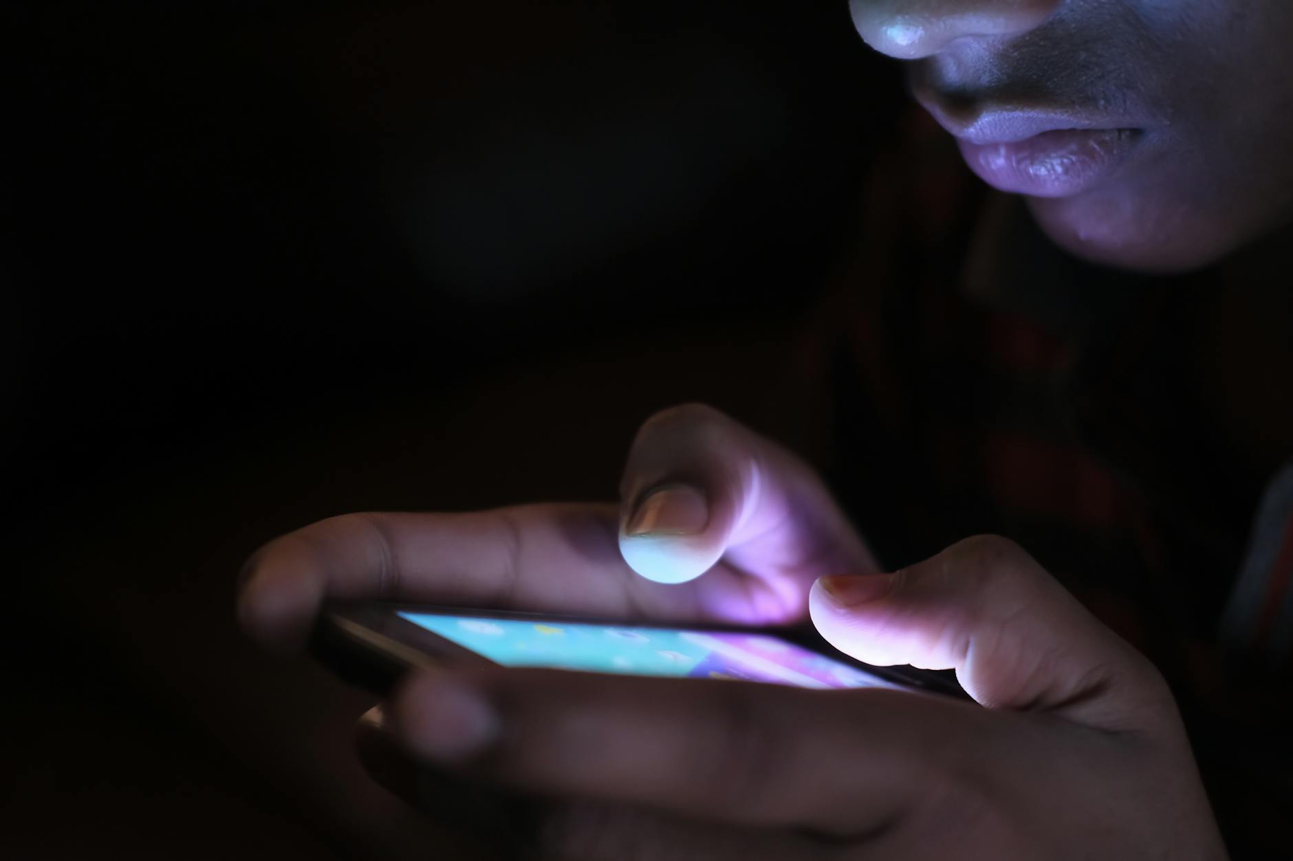Comprendre comment fonctionnent les stories Instagram avant de vouloir rester invisible — personne utilisant smartphone réseaux sociaux