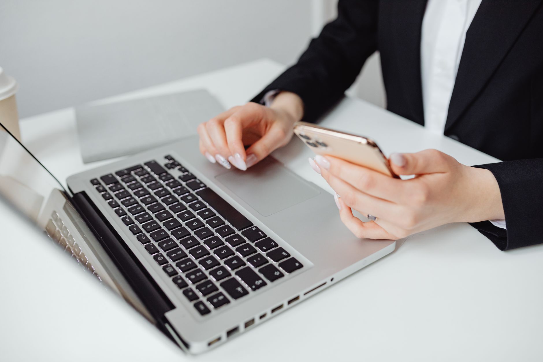 Accéder à Gmail sans mot de passe avec les clés d’accès et l’authentification biométrique — personne utilisant un smartphone pour se connecter à un email
