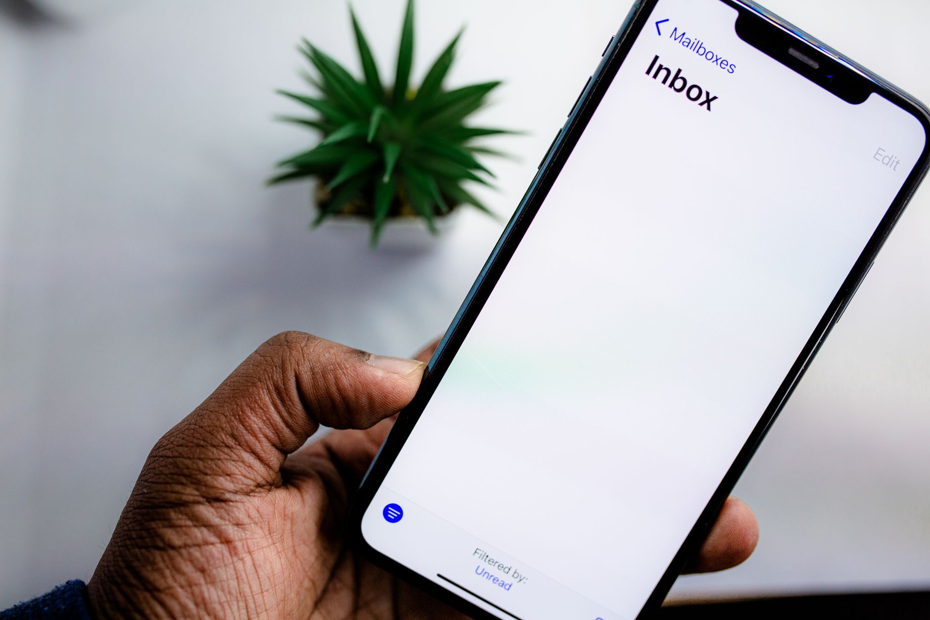Accéder à un compte Gmail — personne utilisant un smartphone pour se connecter à un email