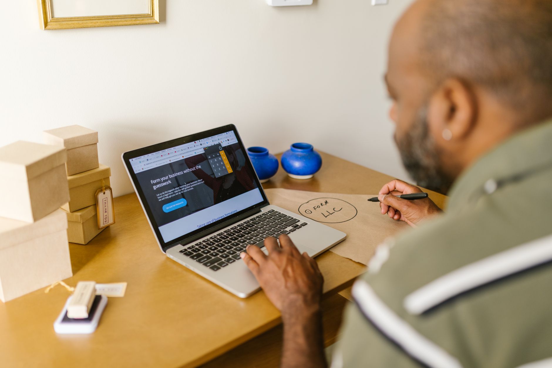 TVA auto-entrepreneur 2026 : franchise en base, seuils et logique du dispositif — auto-entrepreneur travaillant sur ordinateur