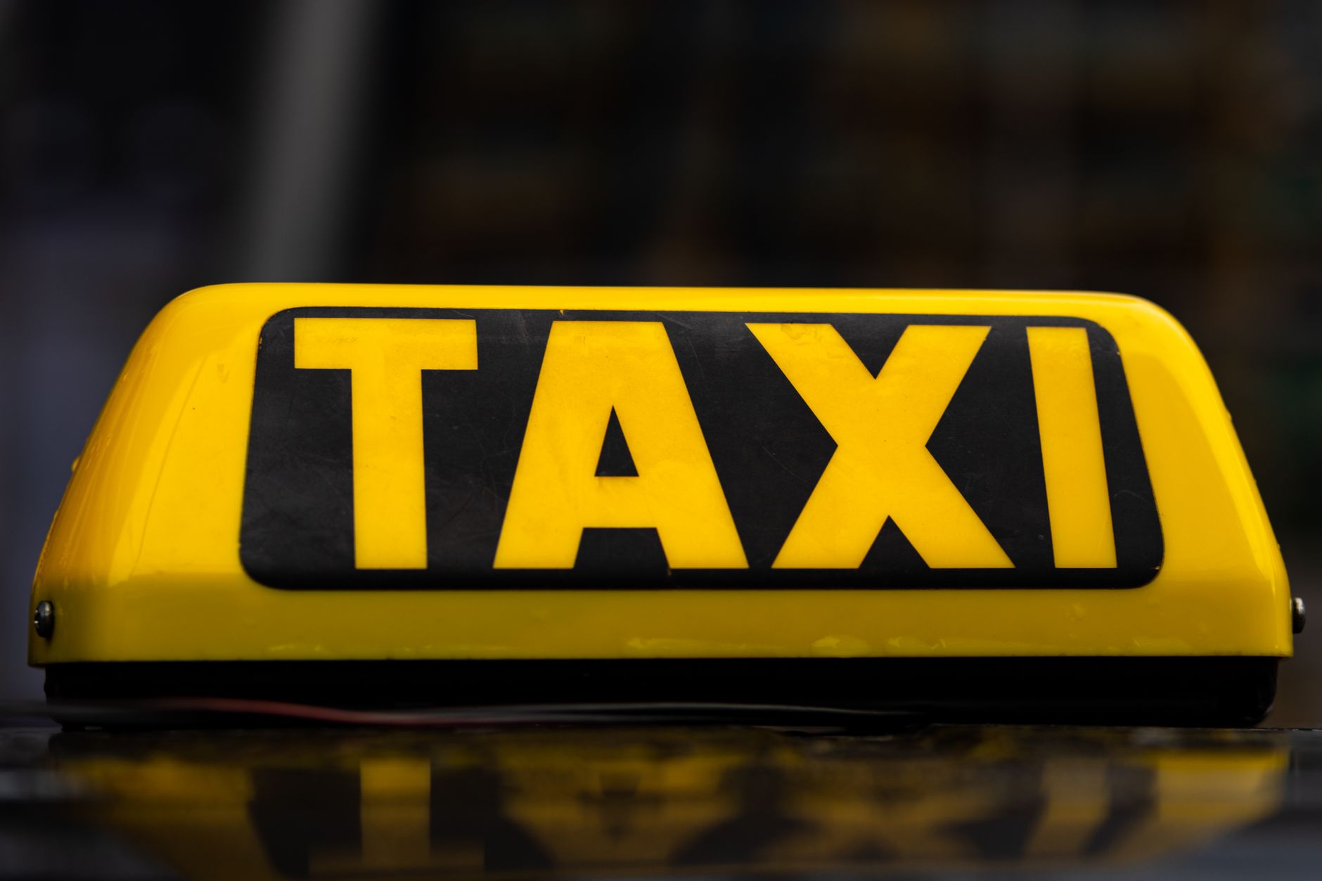 Combien coûte une licence de — panneau de licence de taxi en France