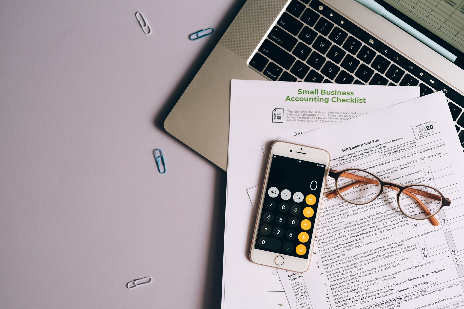Impôts auto-entrepreneur 2026 : comprendre le régime fiscal avant de déclarer — bureau avec documents fiscaux auto-entrepreneur