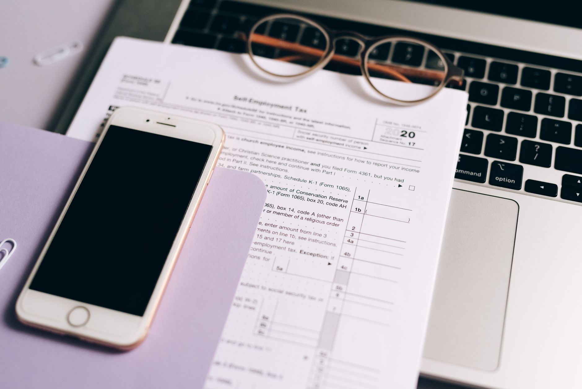 Déclarer ses impôts en auto-entrepreneur — bureau avec documents fiscaux auto-entrepreneur