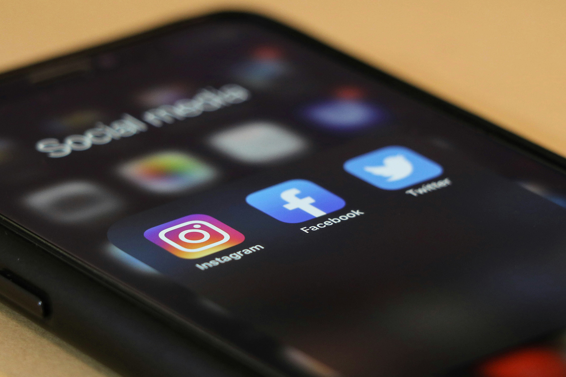 découvrez comment facebook collecte et utilise vos informations personnelles, et apprenez des astuces efficaces pour protéger votre vie privée et limiter le partage de vos données.