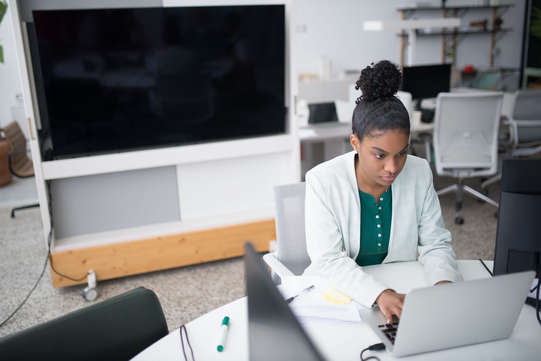 Une seule micro-entreprise par personne : ce que dit vraiment la loi en 2026 — personne d'affaires travaillant sur ordinateur portable