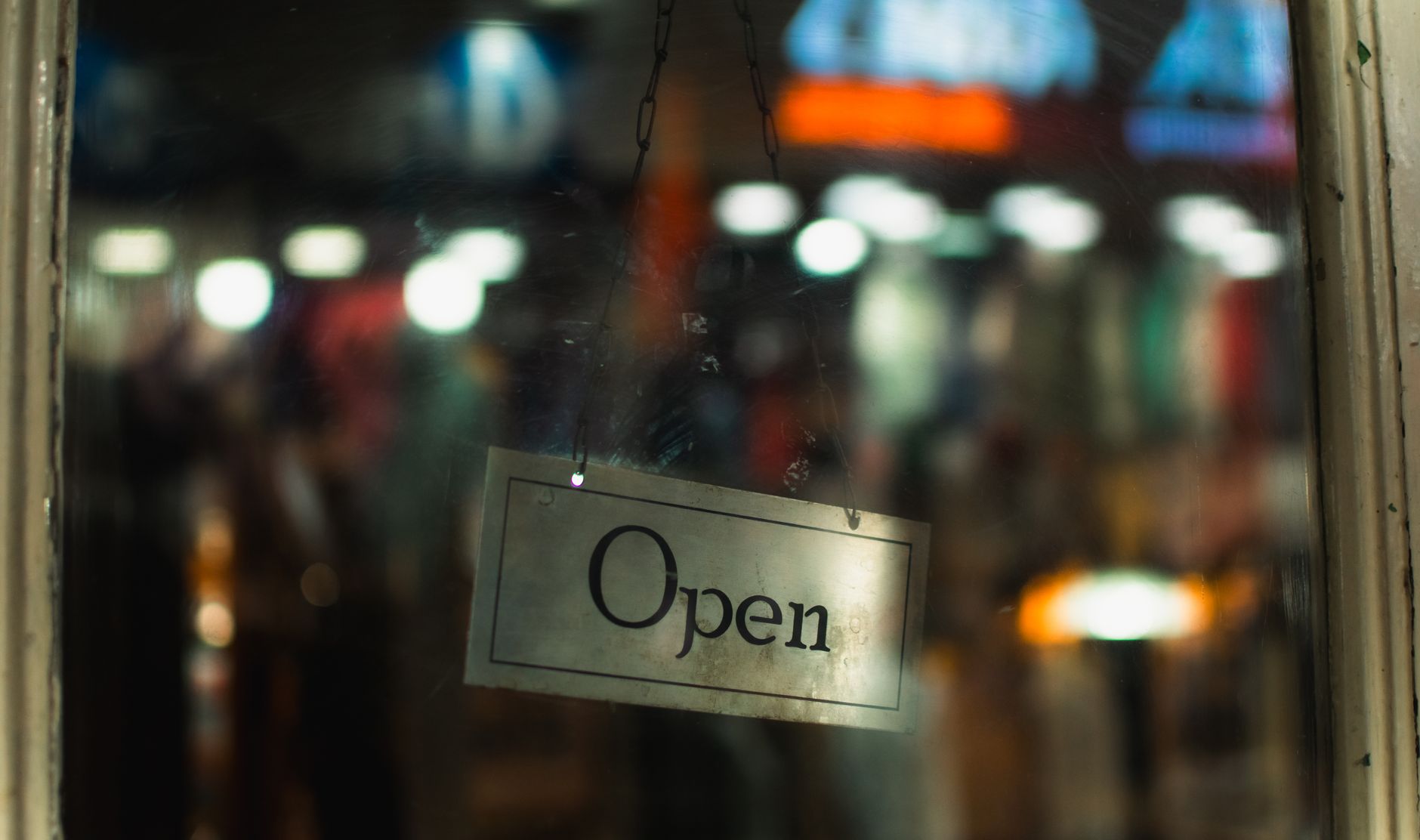 Peut-on ouvrir un commerce sans l’autorisation de la mairie : ce que dit le droit commercial et l’urbanisme — ouverture de commerce vitrine en ville