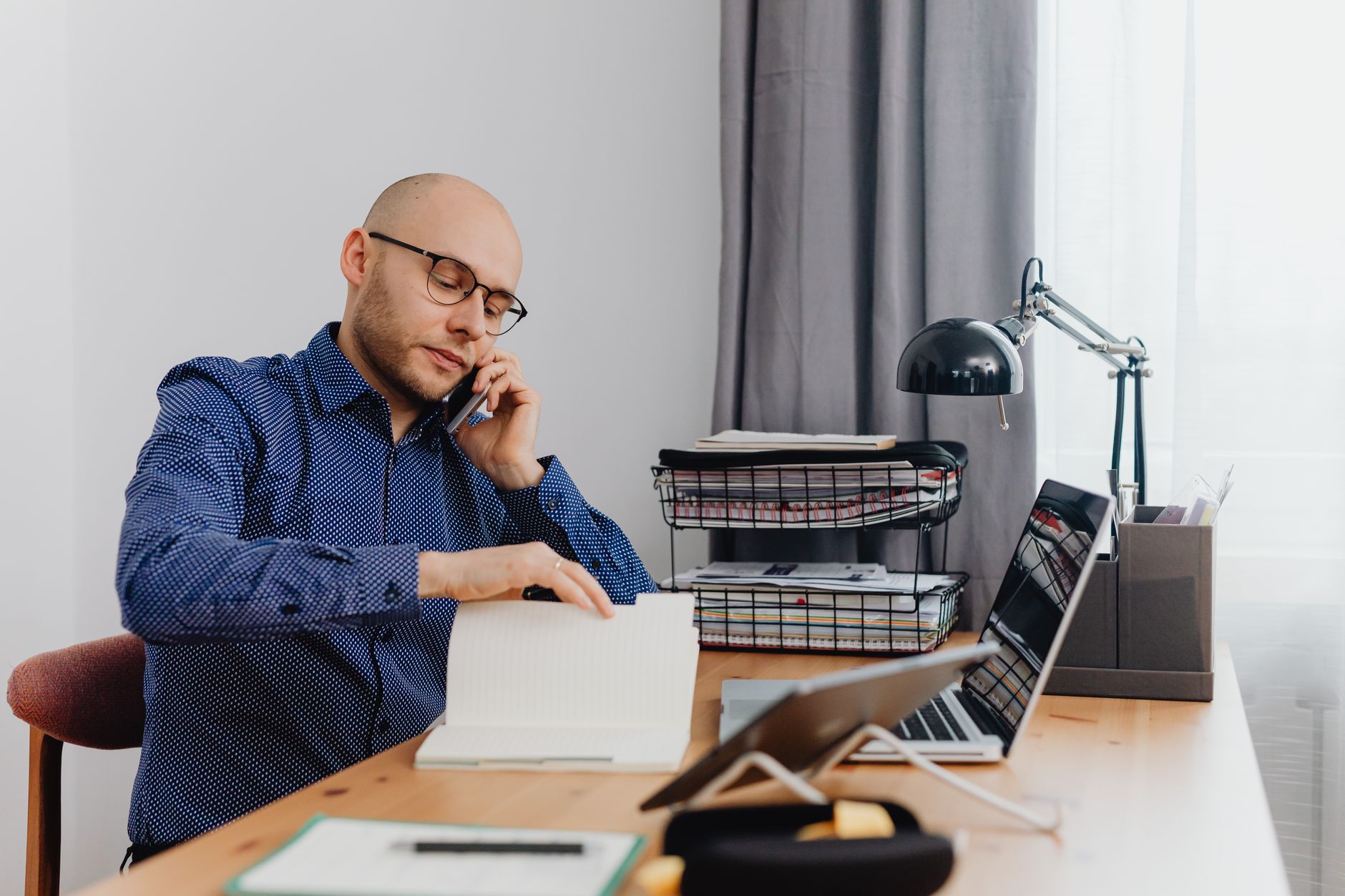 Quelles sont les charges à — entrepreneur auto-entrepreneur travaillant au bureau