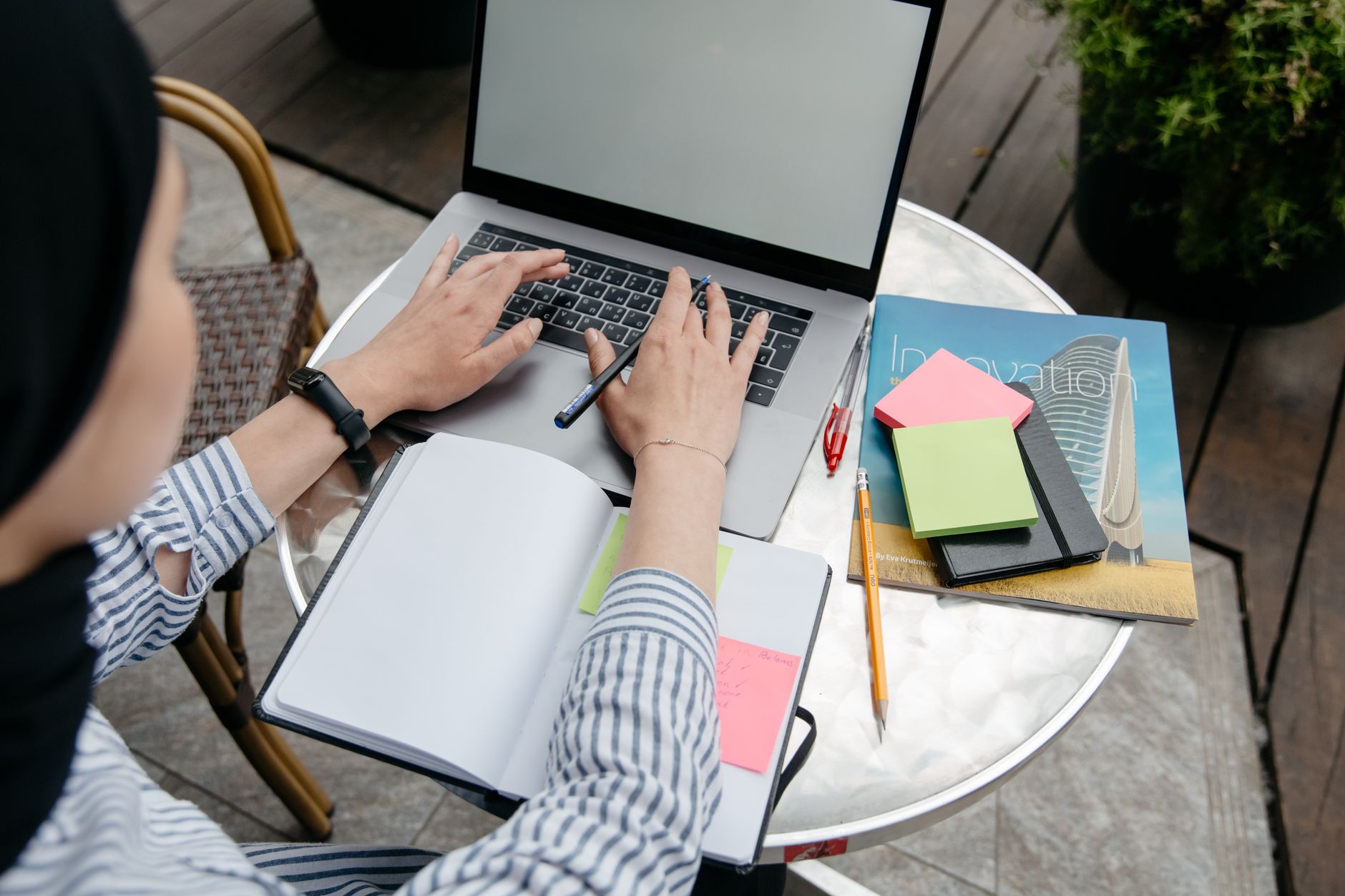 Tuto micro-entreprise étape 1 : vérifier que le statut est vraiment fait pour toi — personne travaillant sur un plan d'affaires