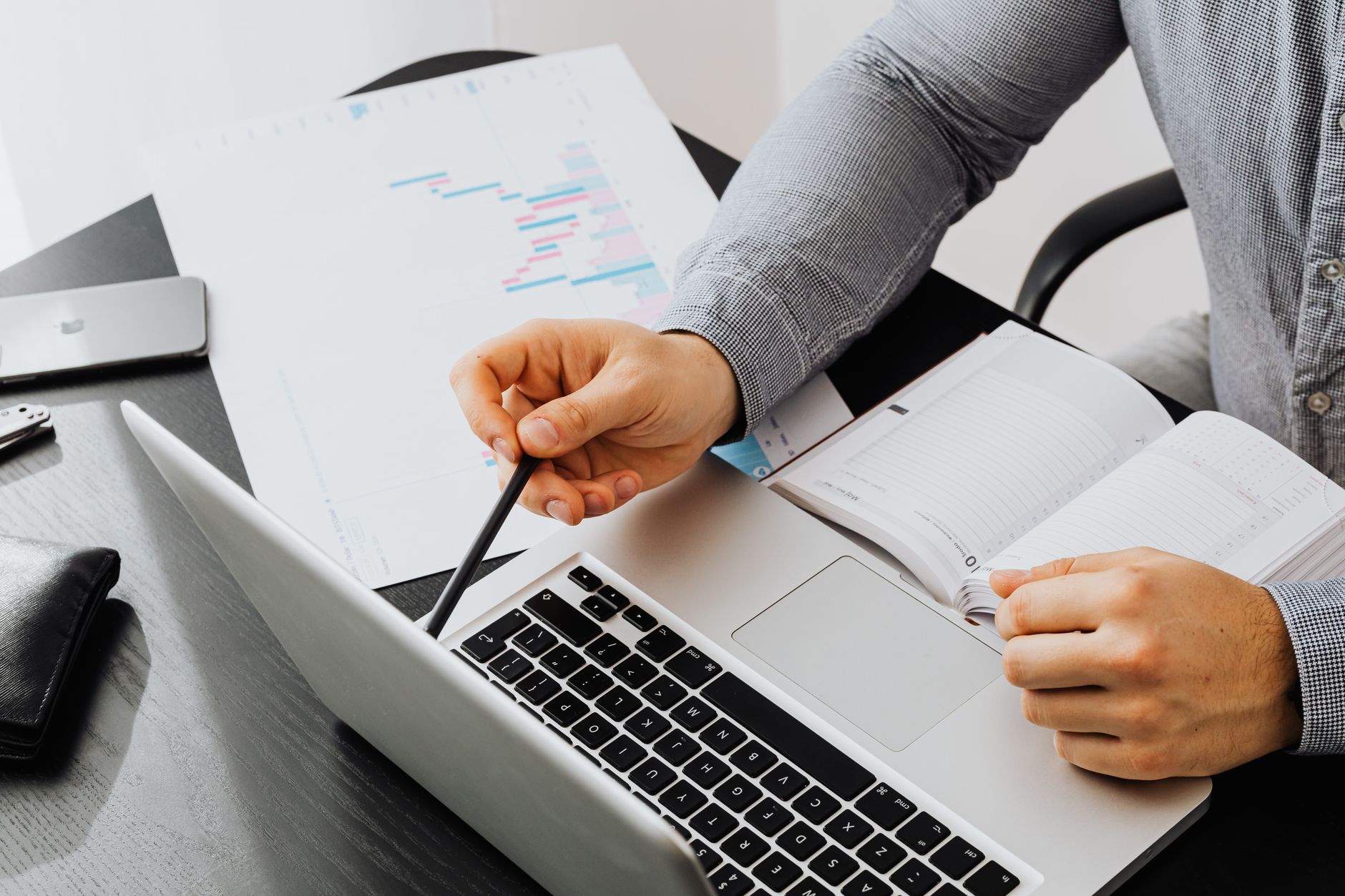 Tuto monter sa micro-entreprise en — personne travaillant sur un plan d'affaires