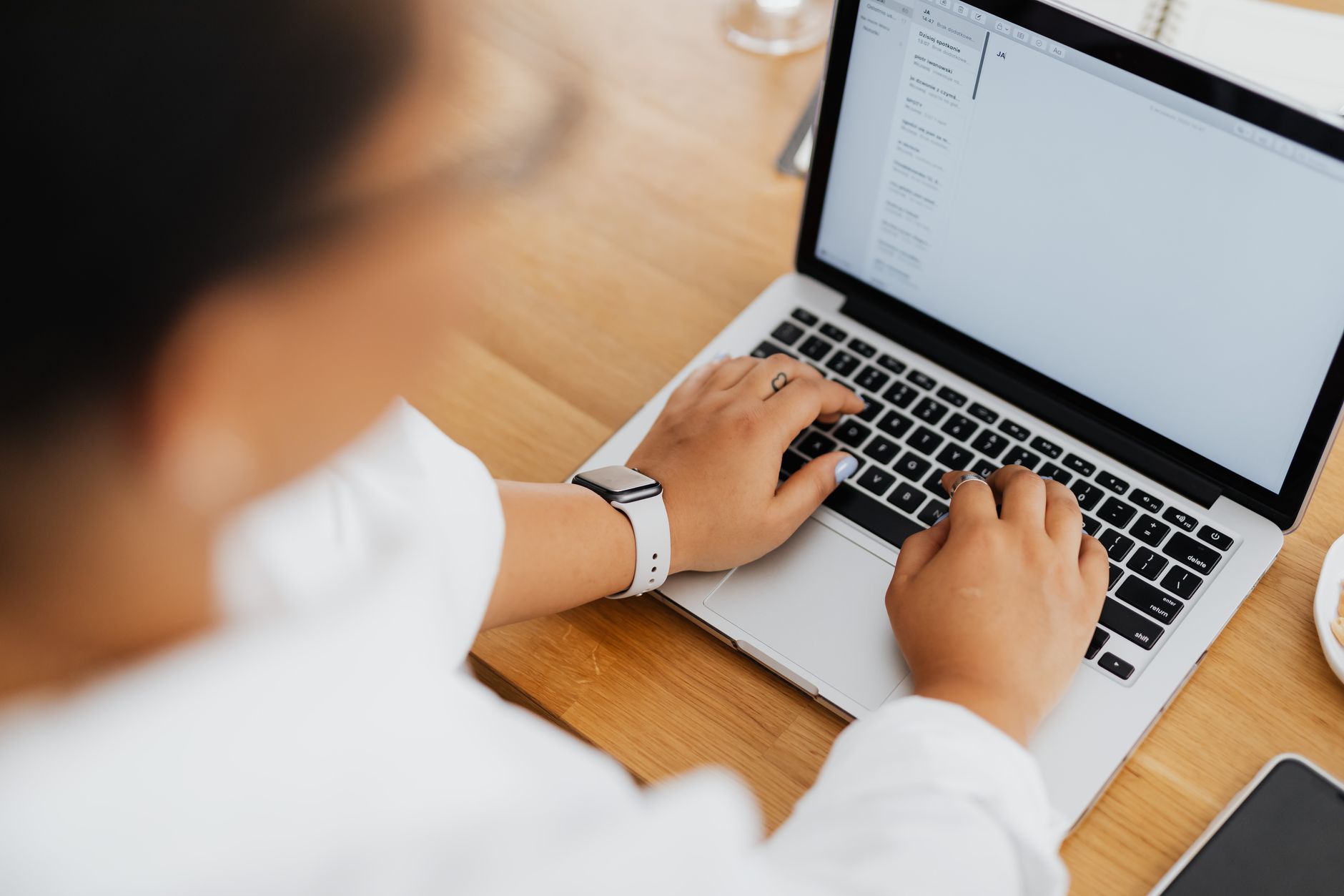 Préparer la configuration email avant d’ouvrir Outlook, Mail Windows ou Apple Mail — écran de configuration email sur ordinateur