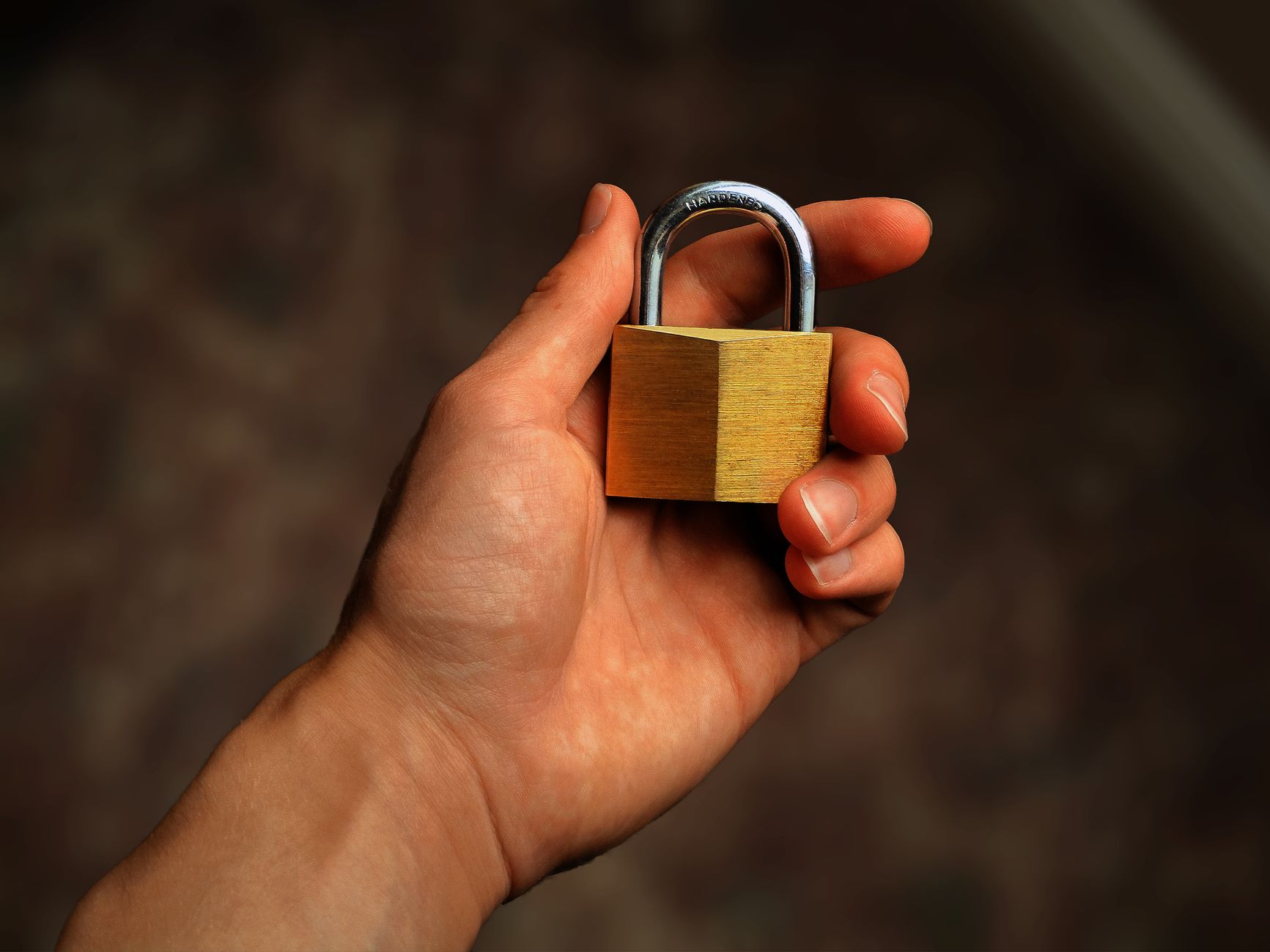 Données personnelles : définition RGPD, exemples concrets et fausses idées tenaces — concept de confidentialité des données avec cadenas