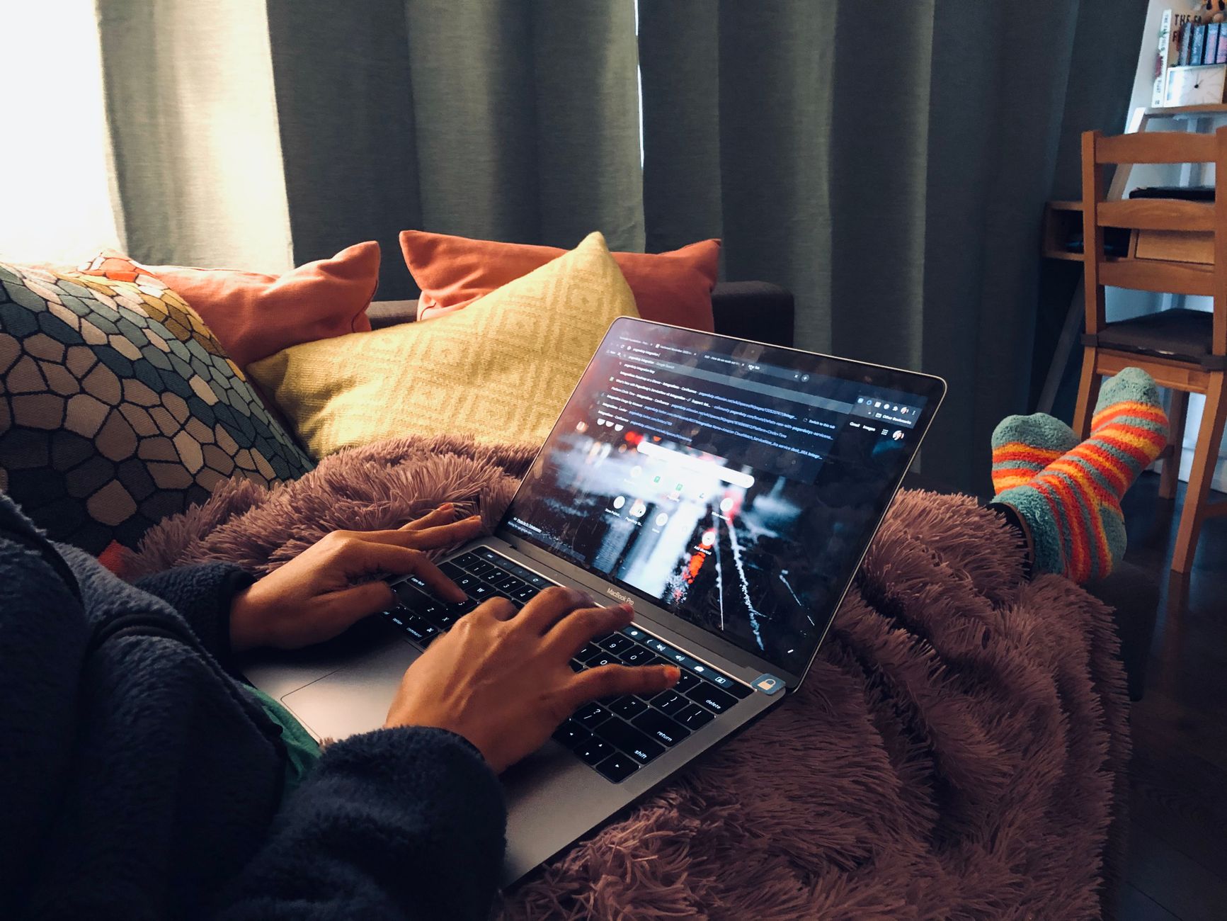 Pourquoi protéger sa vie privée en ligne change vraiment ton quotidien — personne utilisant ordinateur paramètres de confidentialité
