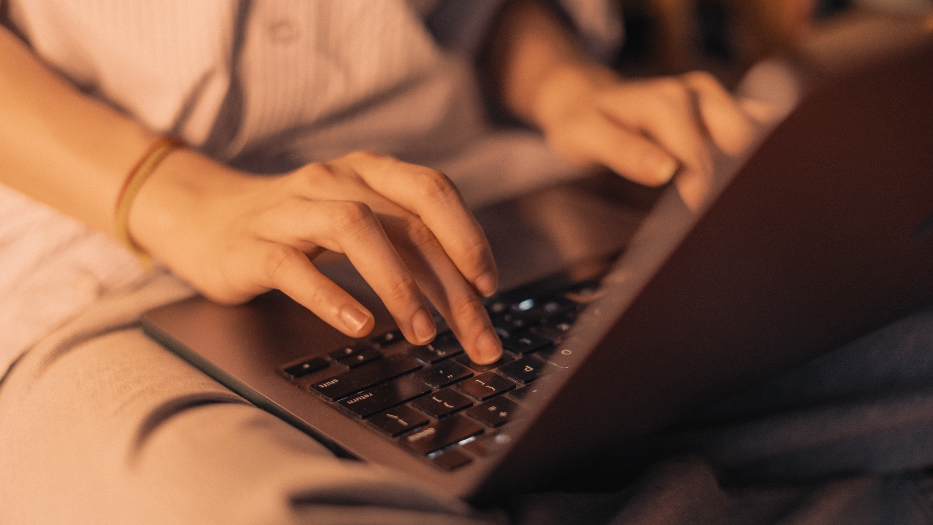 Protéger sa vie privée sur — personne utilisant ordinateur paramètres de confidentialité