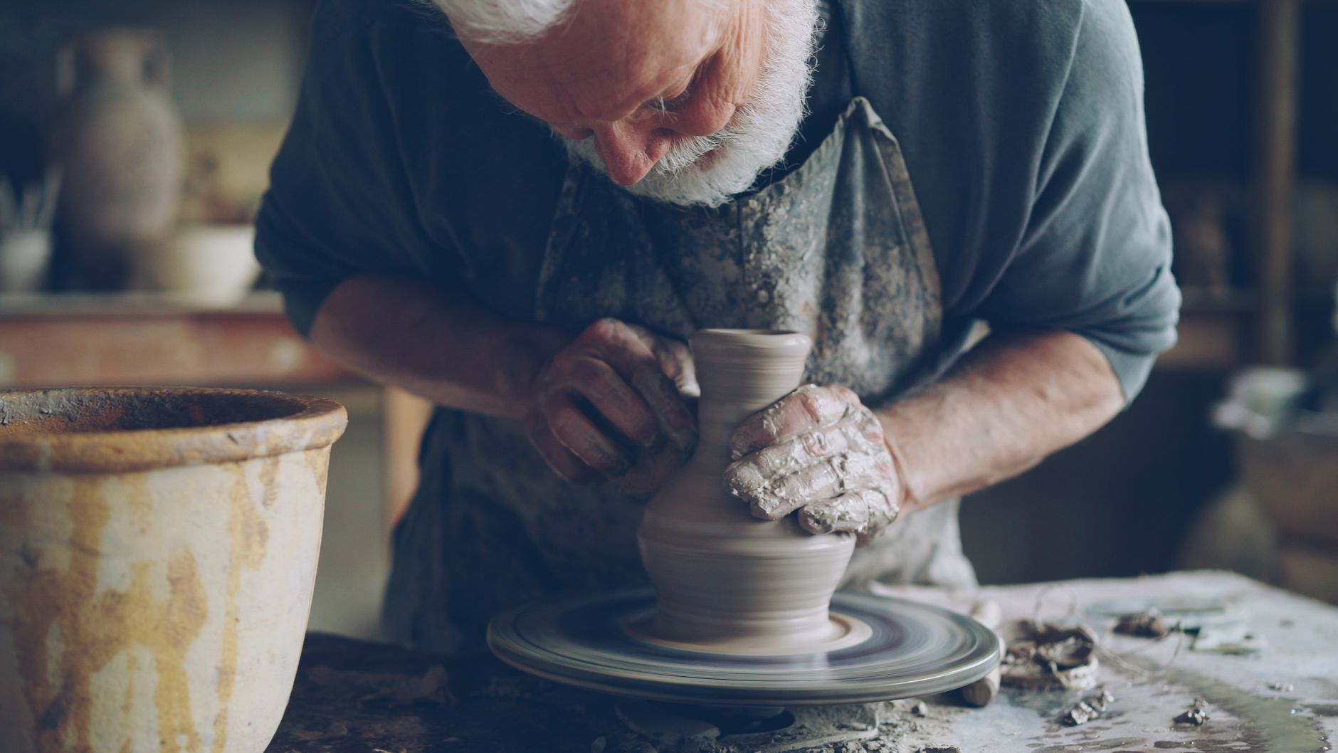 Quel statut choisir pour vendre — artisan travaillant sur créations faites main