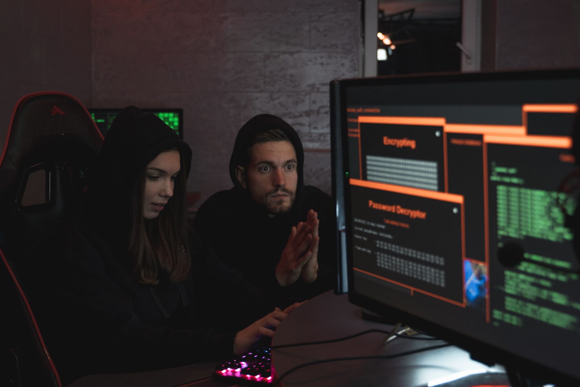 Qu'est-ce que l'ANSSI ? Le — équipe de cybersécurité travaillant sur des ordinateurs