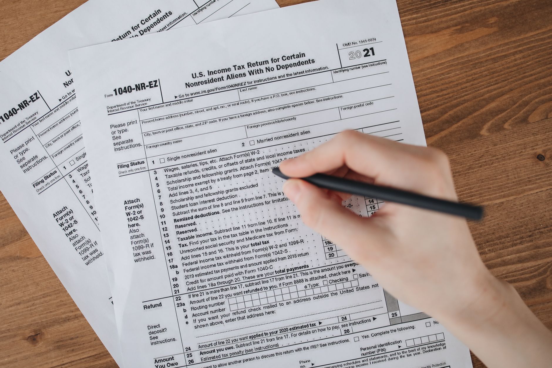 Remplir sa déclaration mensuelle URSSAF sans stress : ce qui compte vraiment — personne remplissant un formulaire fiscal