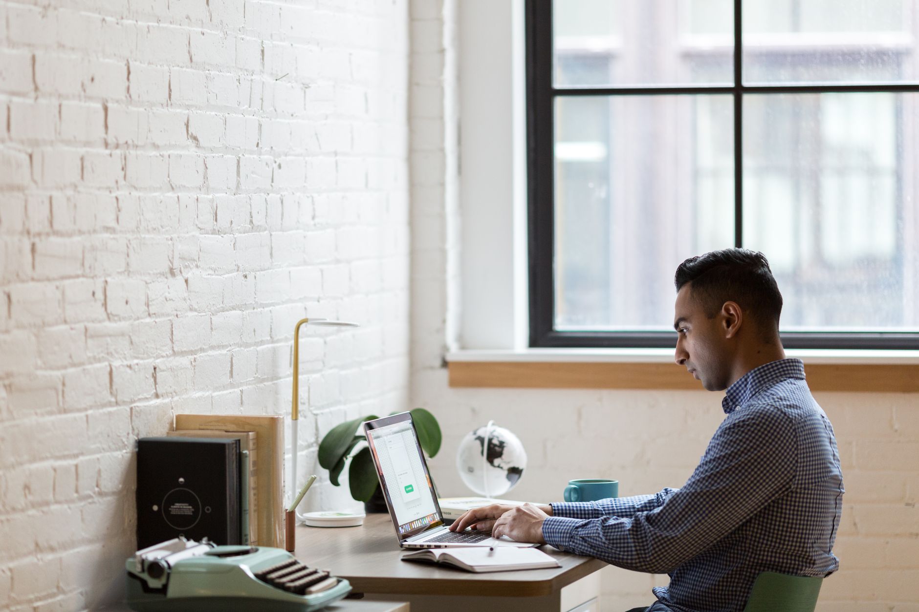 En bref : les repères de prix d’un community manager — community manager travaillant sur ordinateur