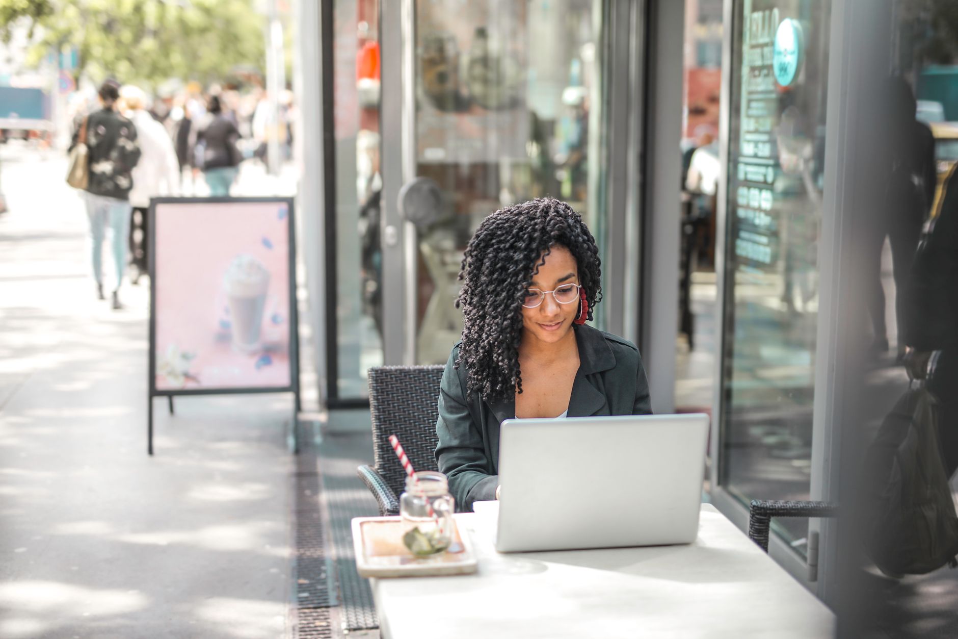 Coût d'un community manager tarifs — community manager travaillant sur ordinateur