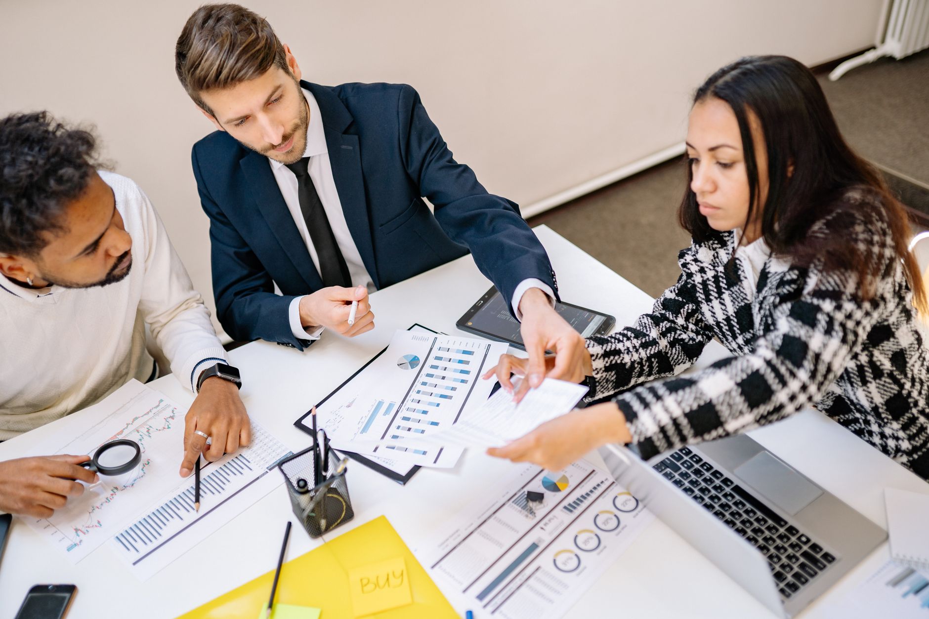 Micro-environnement d’une entreprise : définition et différence avec le macro-environnement — réunion d'équipe analyse environnement entreprise
