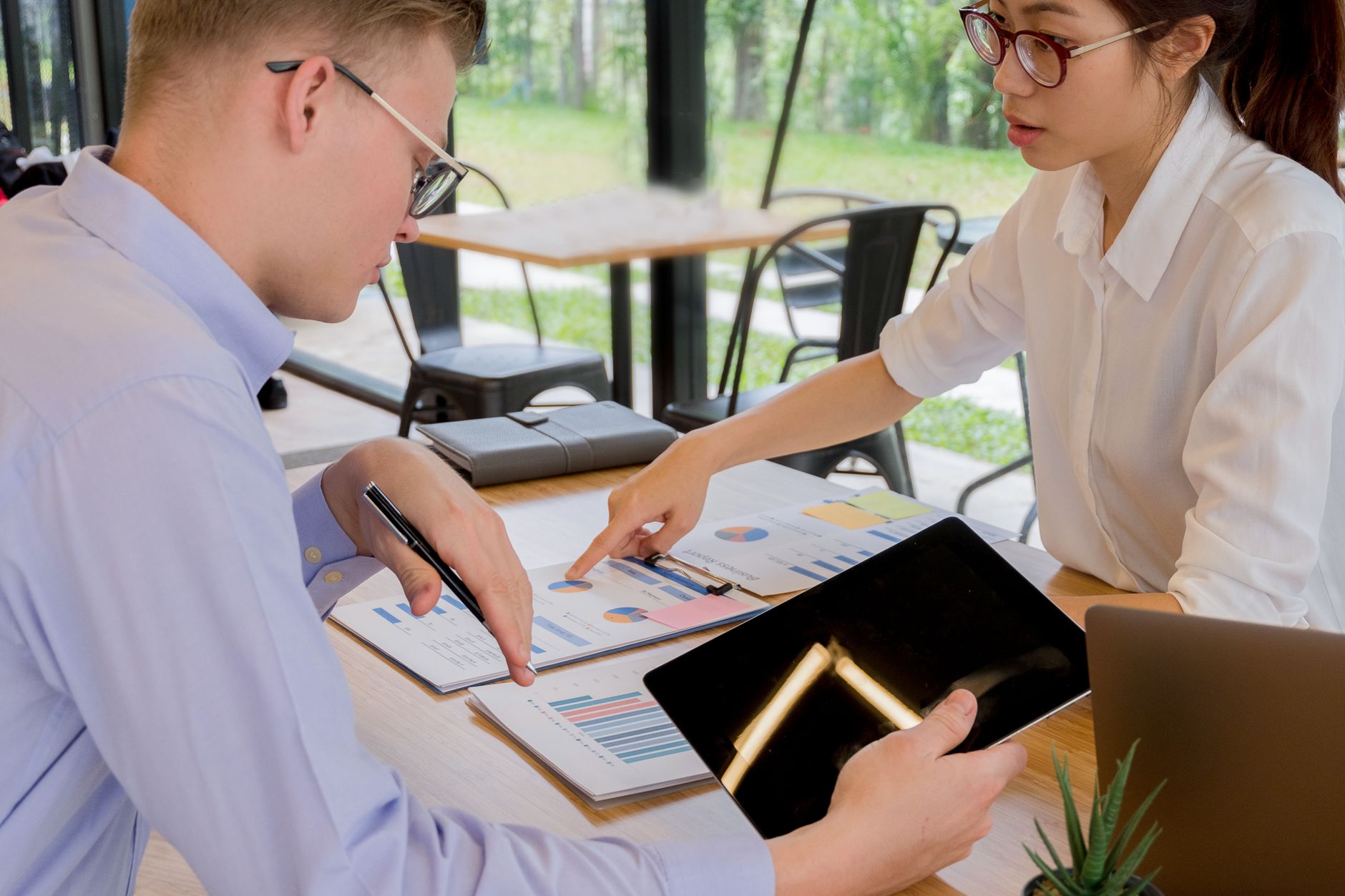 Micro-environnement d'une entreprise définition, composantes — réunion d'équipe analyse environnement entreprise