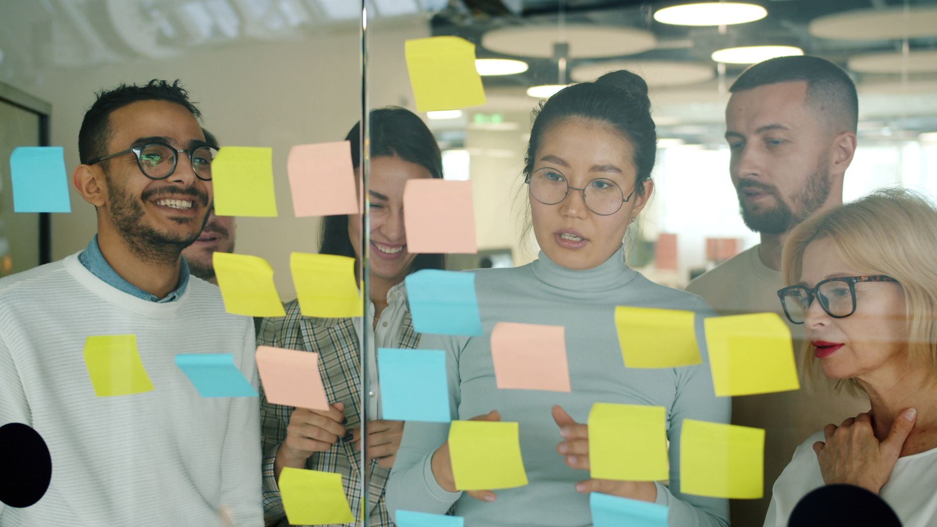 Choisir un business rentable en 2026 en partant du besoin client — réunion d'affaires brainstorming idées